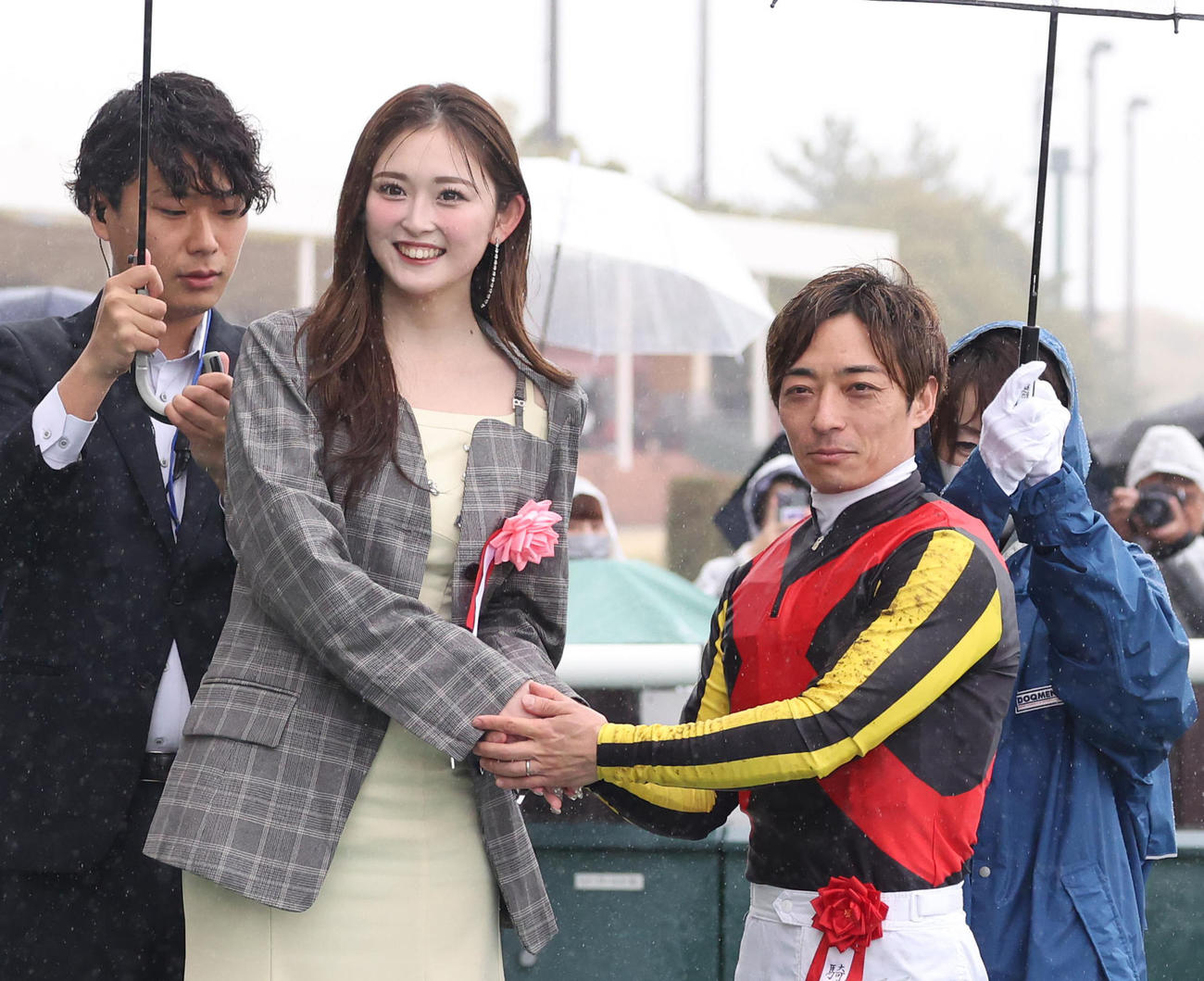 笑顔で握手するプレゼンターのゆうちゃみ（左）と川田騎手（撮影・白石智彦）