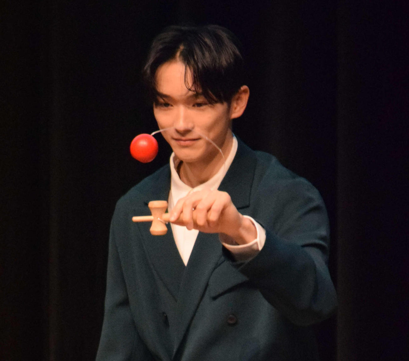 ファンミーティングでけん玉に挑戦する坂井騎手