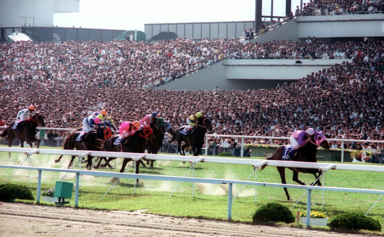 89年4月、天皇賞・春を制したイナリワン（右）