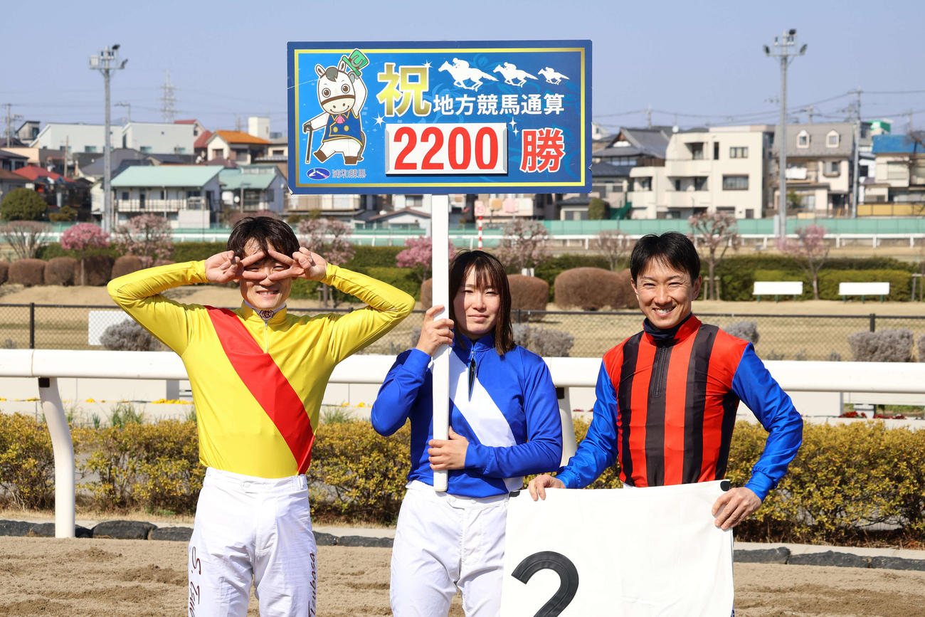 浦和4Rで地方競馬通算2200勝を達成し「22」ポーズを取る大井の笹川翼騎手（左）