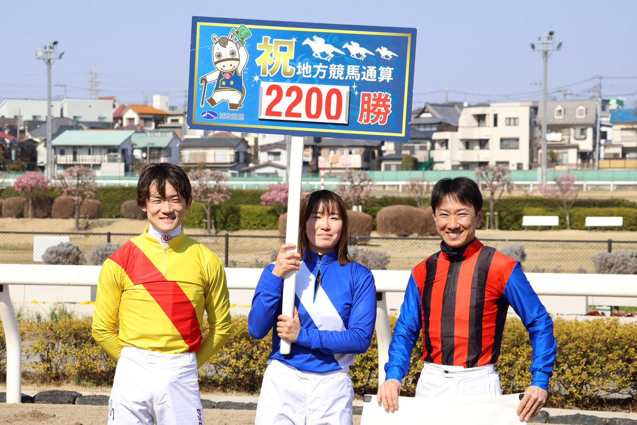 浦和4Rで地方競馬通算2200勝を達成した大井の笹川翼騎手（左）
