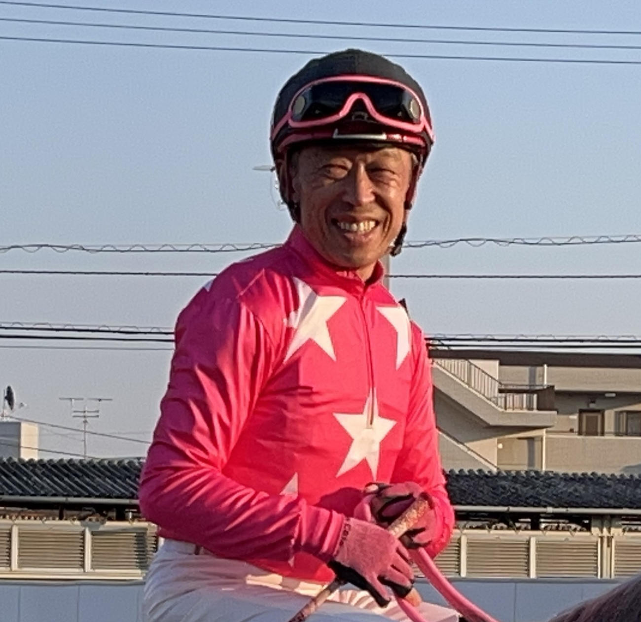 パドックでファンに笑顔を見せる内田利雄騎手（撮影・舟元祐二）