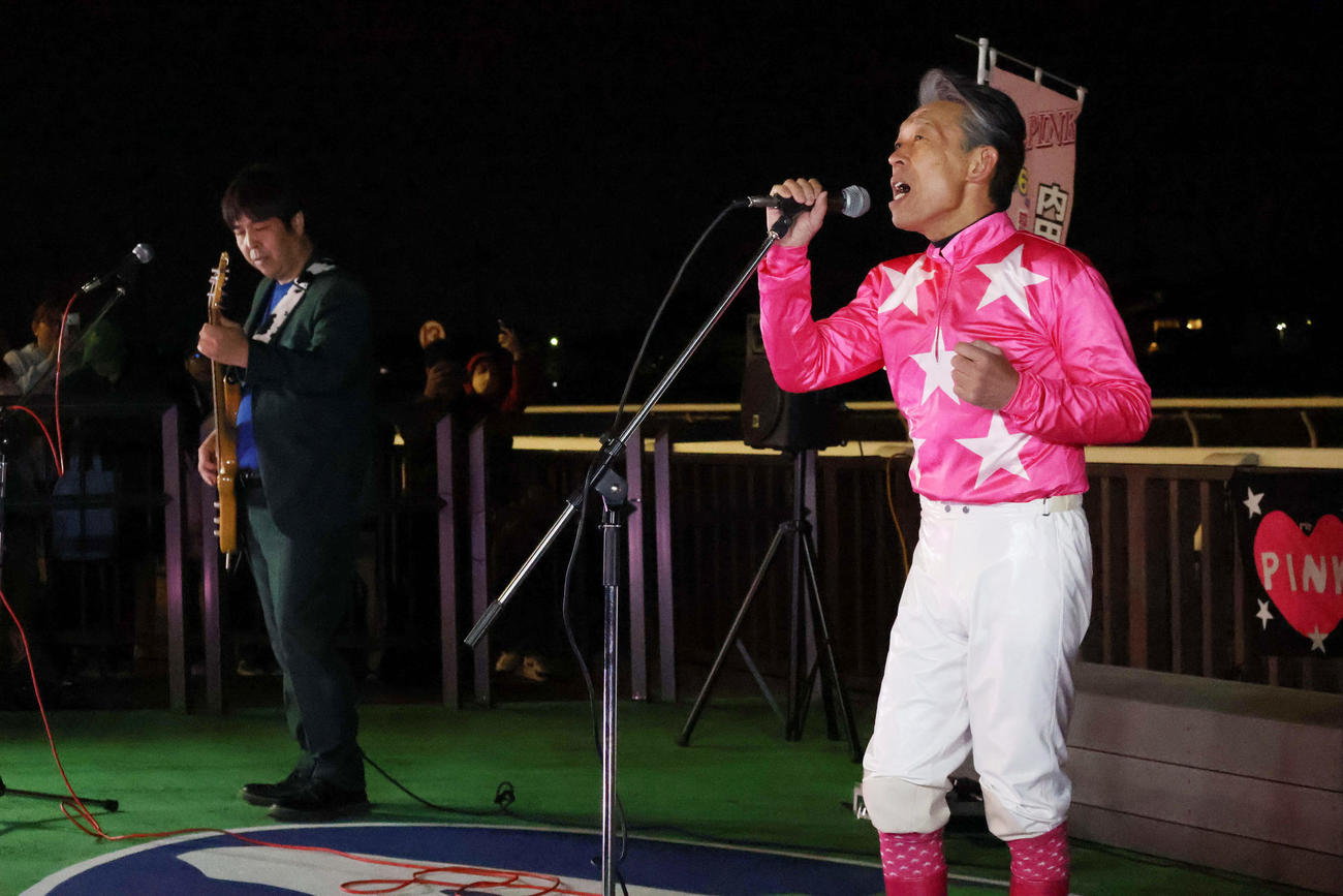 引退セレモニー後にライブで熱唱する内田騎手（撮影・牛山基康）