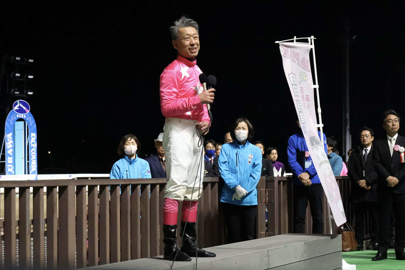 引退セレモニーでファンにあいさつする内田利雄騎手