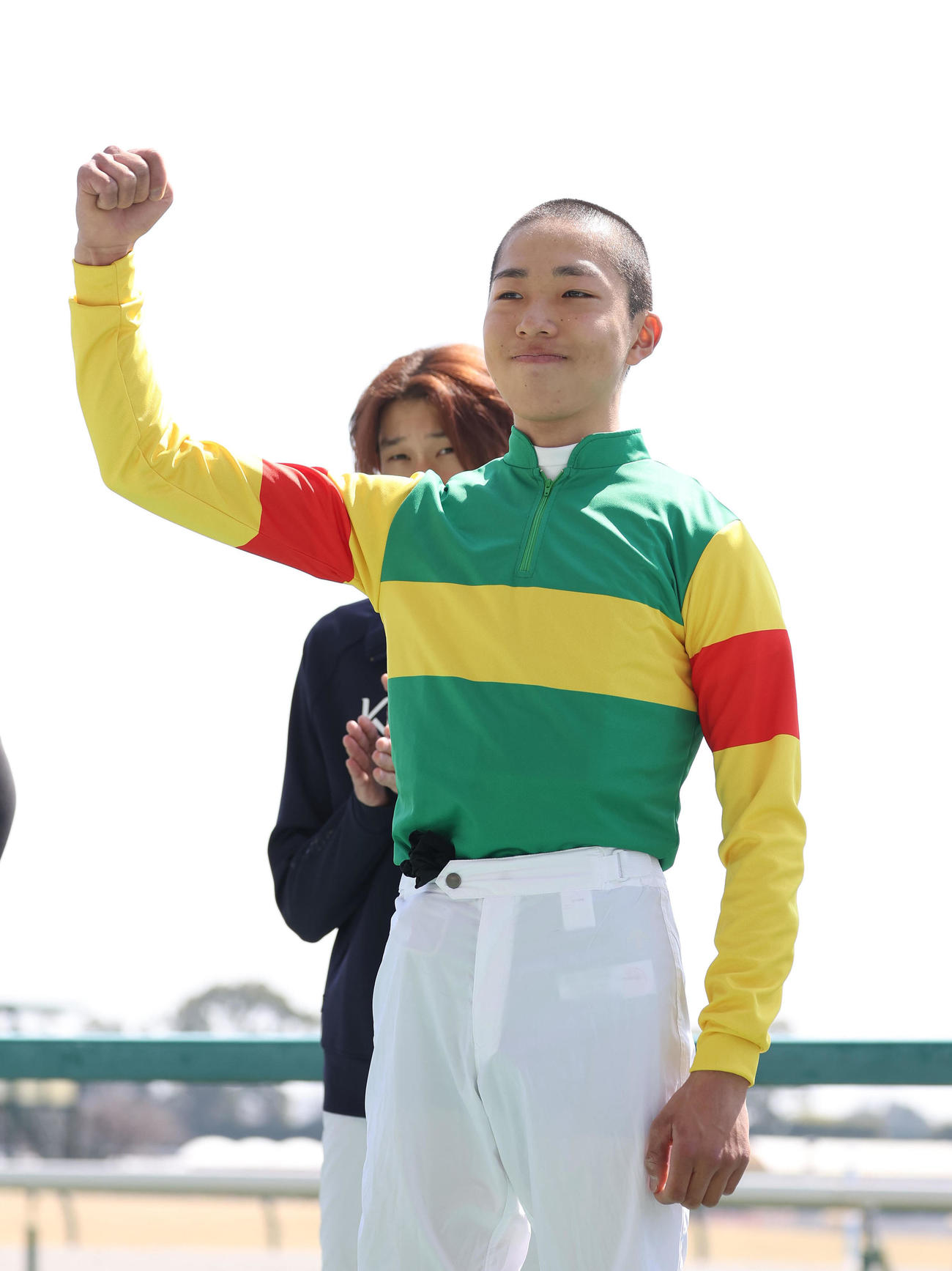 中京3R、うれしいJRA初勝利を挙げファンの声援にガッツポーズする和田陽騎手（撮影・白石智彦）