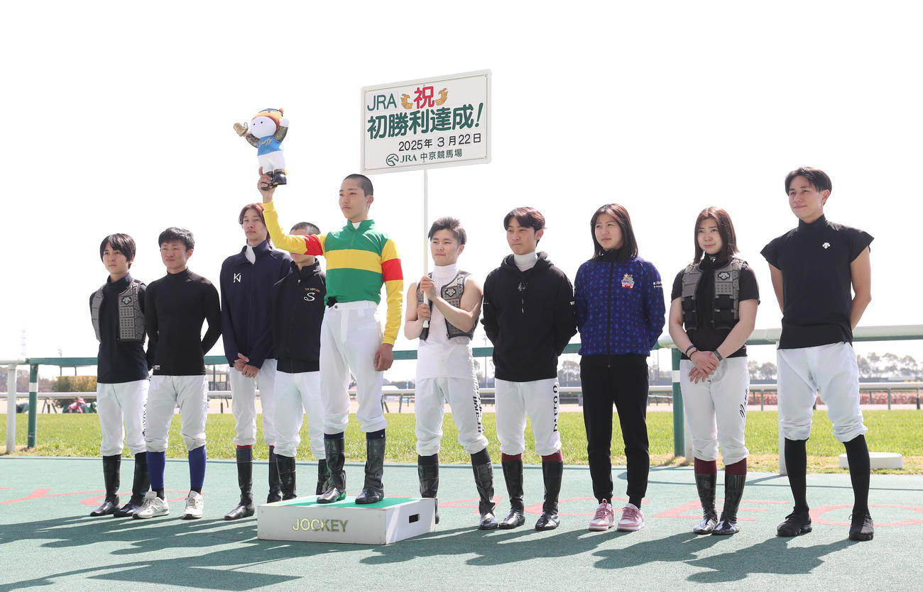 中京3R、うれしいJRA初勝利を挙げ先輩騎手らと記念写真に納まる和田陽希騎手（中央）（撮影・白石智彦）