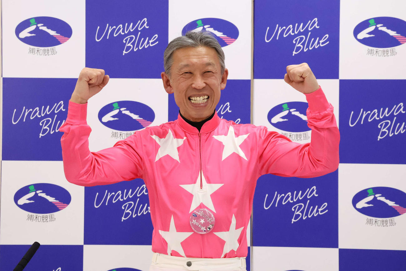 引退記者会見を終えガッツポーズで撮影に応じる内田利雄騎手
