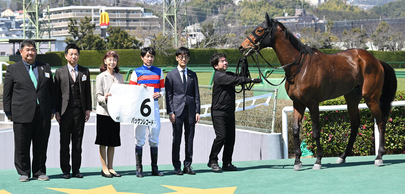 阪神4R、3歳未勝利を制したバッケンレコードと武豊騎手。秋山真一郎調教師が初勝利（撮影・前岡正明）