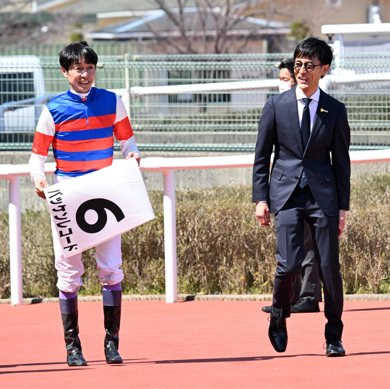 阪神4R、3歳未勝利を制したバッケンレコードの秋山真一郎調教師（右）は武豊騎手と口取りに向かう（撮影・前岡正明）