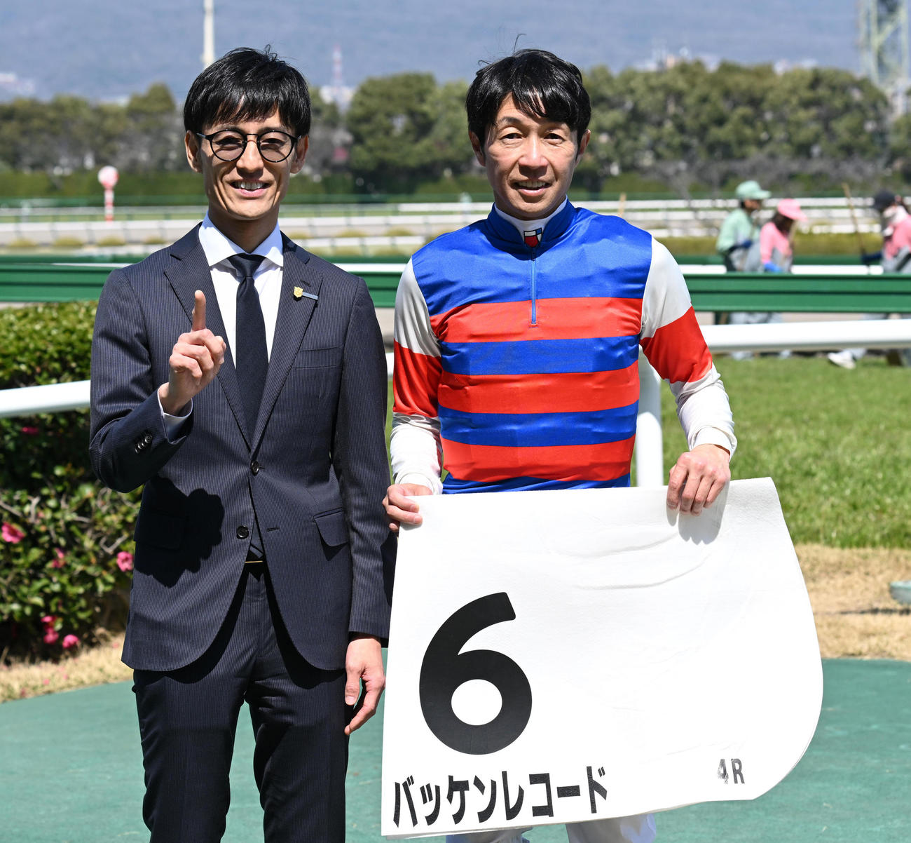 阪神4R、バッケンレコードで初勝利の秋山調教師（左）は騎乗した武騎手の祝福を受ける（撮影・前岡正明）