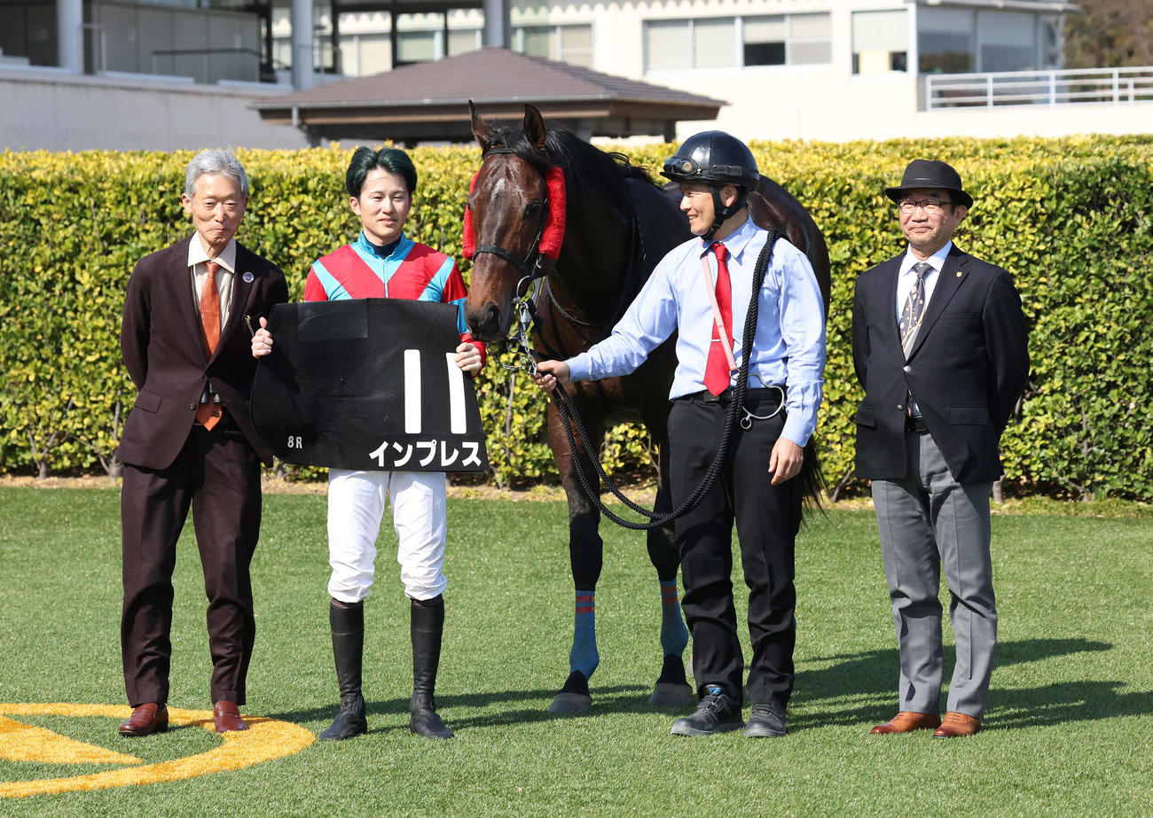 ペガサスJSを制したインプレスの口取りをする小牧加矢太騎手（撮影・丹羽敏通）