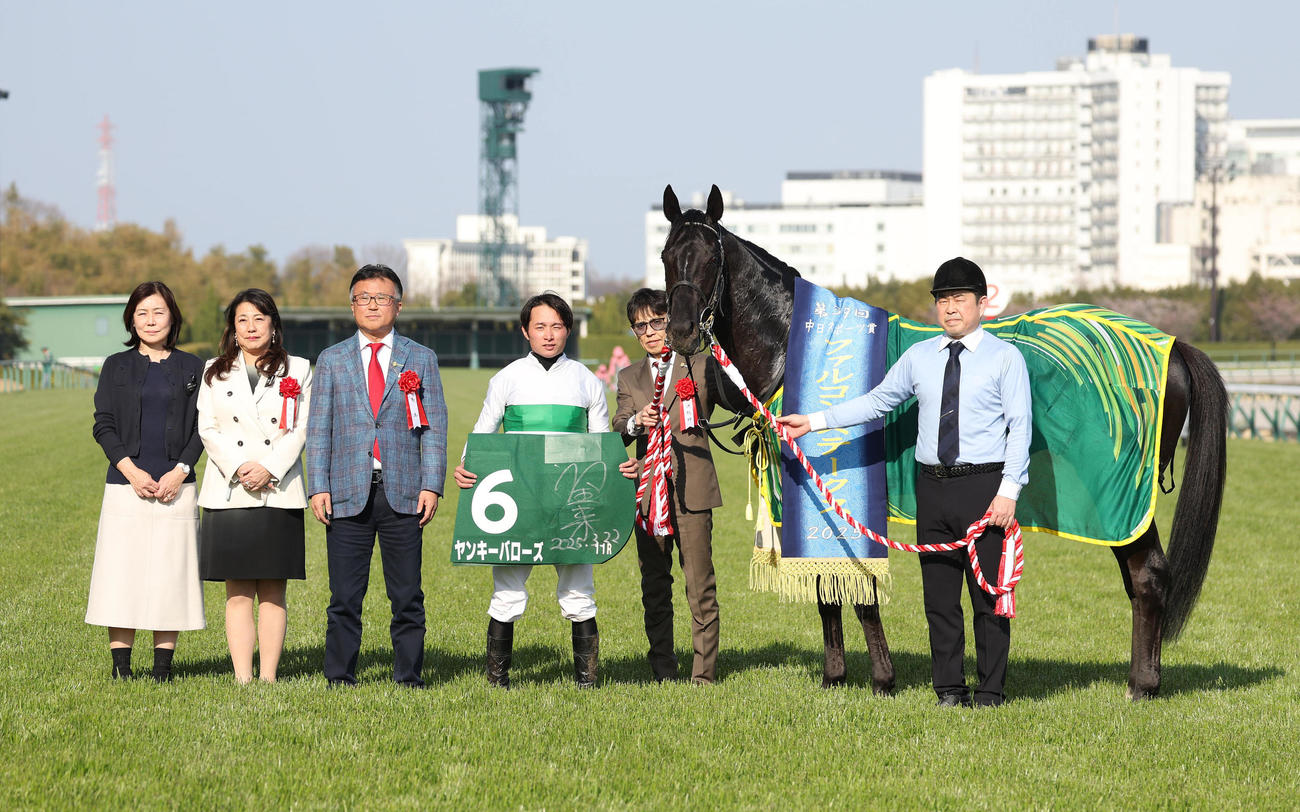 ファルコンSに勝利したヤンキーバローズと口取りに並ぶ岩田望騎手（右から3人目）（撮影・白石智彦）