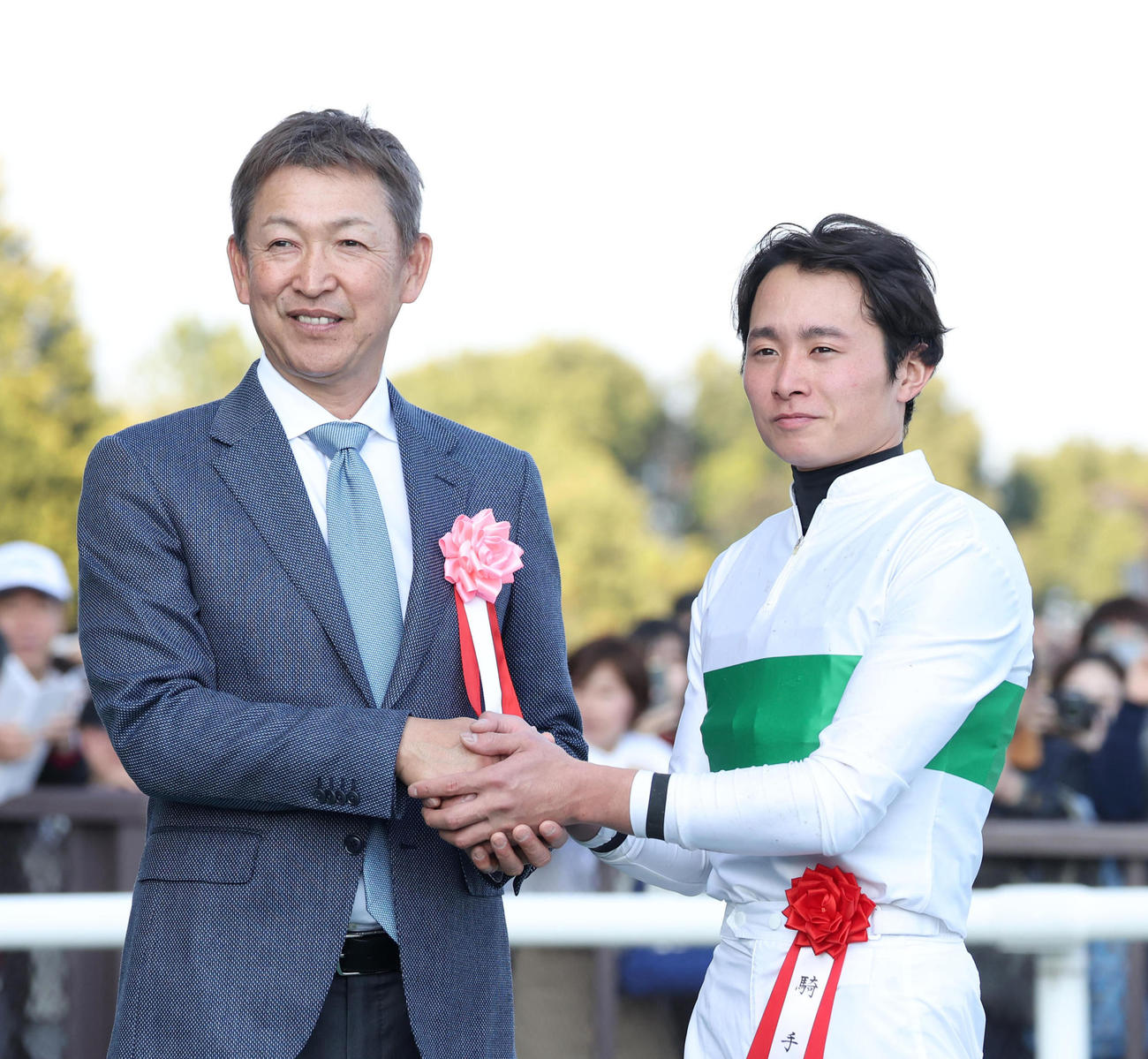 握手をするプレゼンターの立浪和義氏（左）と岩田望騎手（撮影・白石智彦）