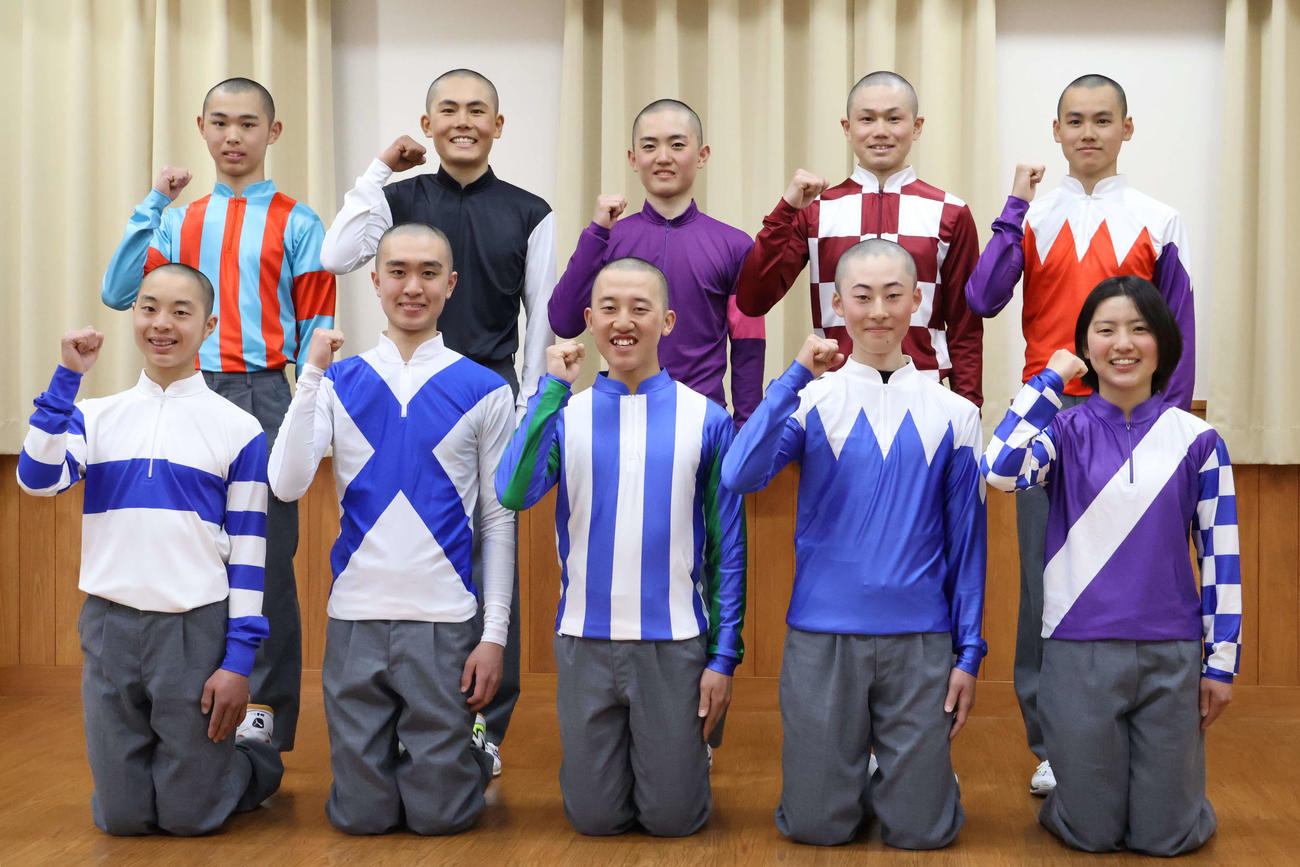 第106期騎手候補生。前列左から中山遥人騎手、椿聡太騎手、小野俊斗騎手、杉山海波騎手、小笠原羚騎手、後列左から小谷哲平騎手、米玉利燕三騎手、近藤翔月騎手、長谷川蓮騎手、林悠翔騎手