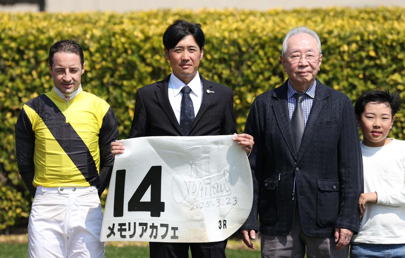 柄崎師（中央）の初勝利で口取りに並んだルメール騎手と尾形元調教師（右）（撮影・丹羽敏通）