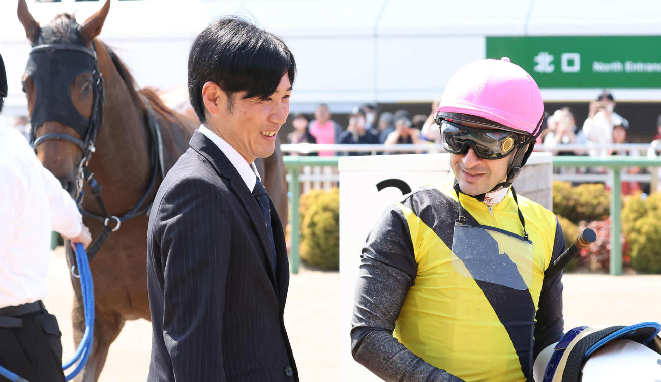中山3R、3歳未勝利戦をメモリアカフェで制してルメール騎手と話す柄崎師（撮影・丹羽敏通）