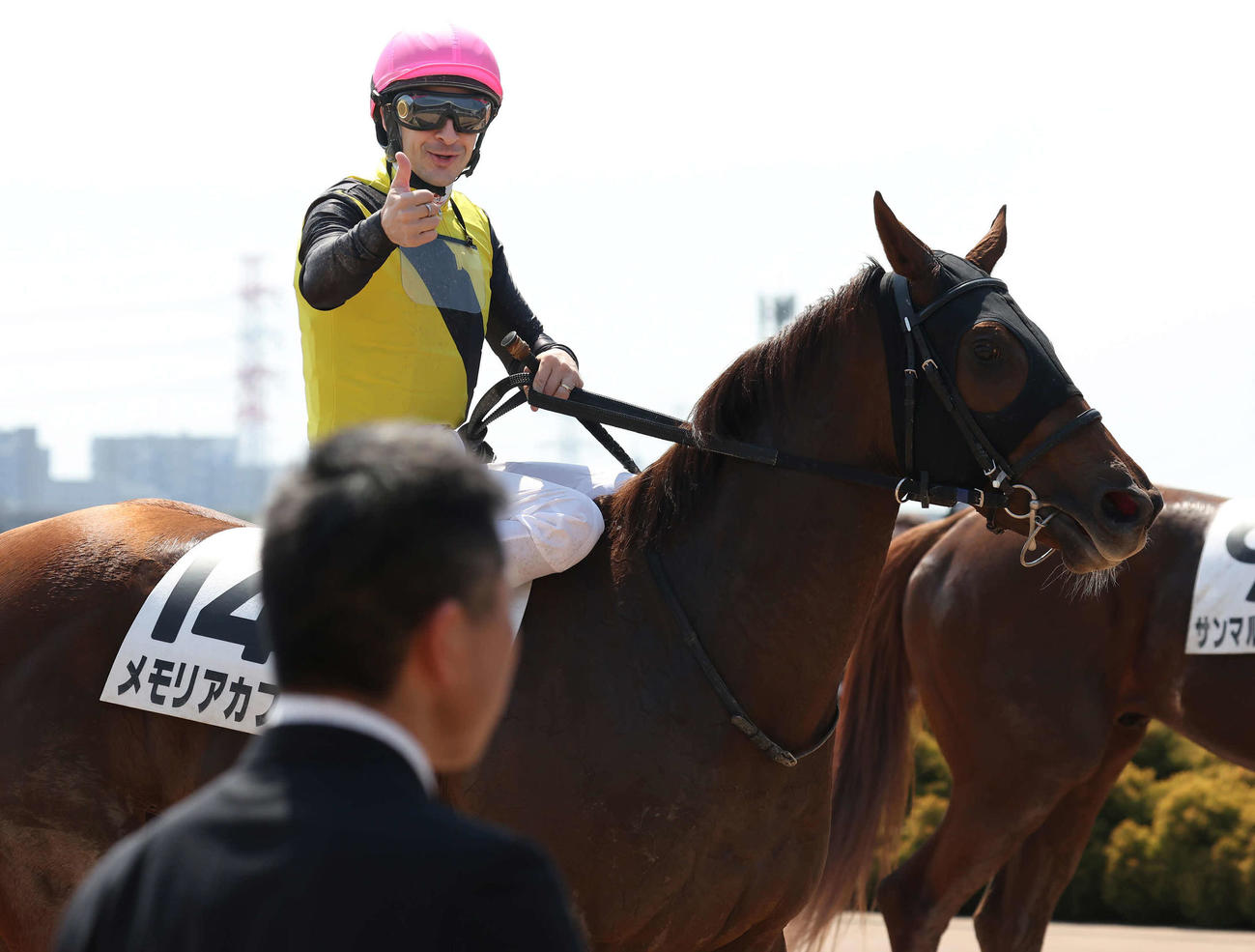 中山3R、3歳未勝利戦を制したメモリアカフェとルメール騎手（撮影・丹羽敏通）