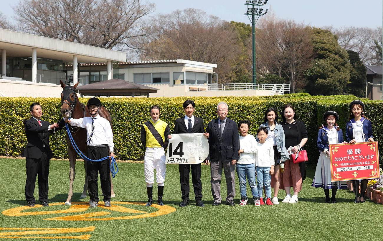 中山3R、3歳未勝利戦を制したメモリアカフェの口取りをするルメール騎手、柄崎師、尾形充弘元調教師（撮影・丹羽敏通）