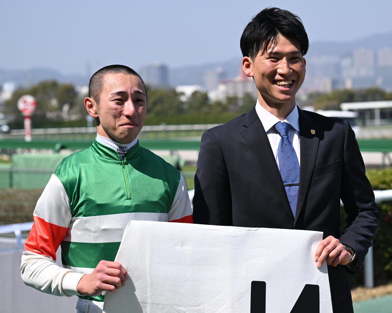 阪神6R、カナルビーグルで初勝利を挙げた佐藤悠調教師（右）は吉村騎手と笑顔で記念撮影