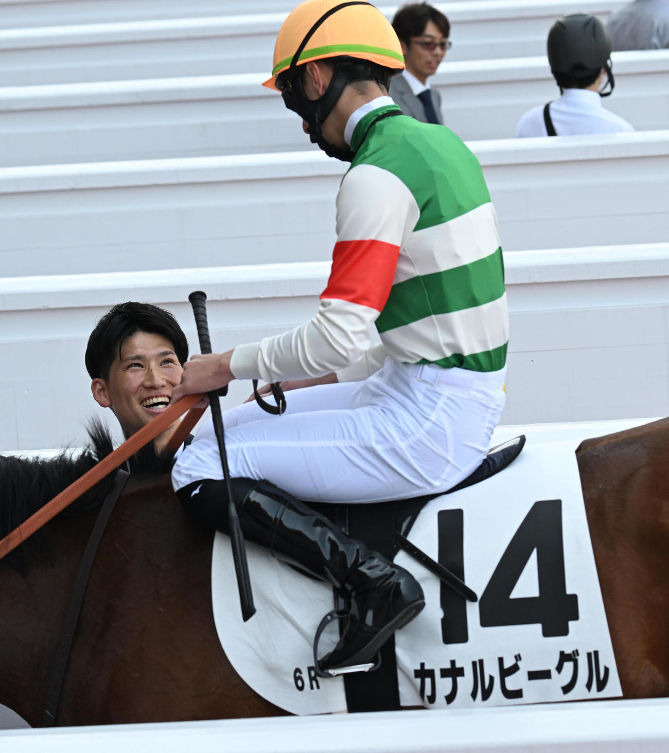 阪神6R、カナルビーグルで初勝利を挙げた佐藤悠調教師（左）は吉村騎手と笑顔で話す