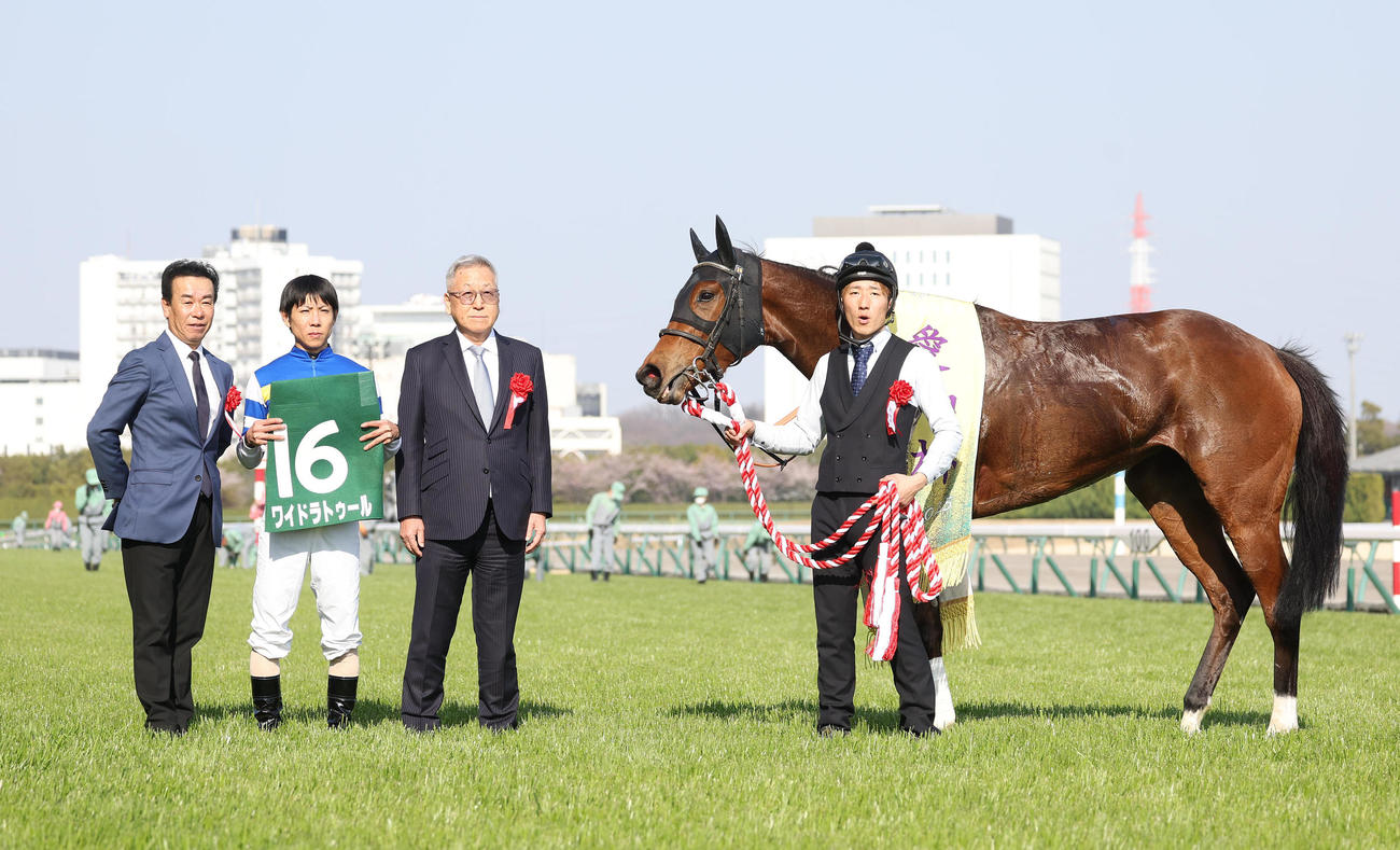 愛知杯を制したワイドラトゥールと口取りに並ぶ北村友騎手（左から2人目）（撮影・白石智彦）