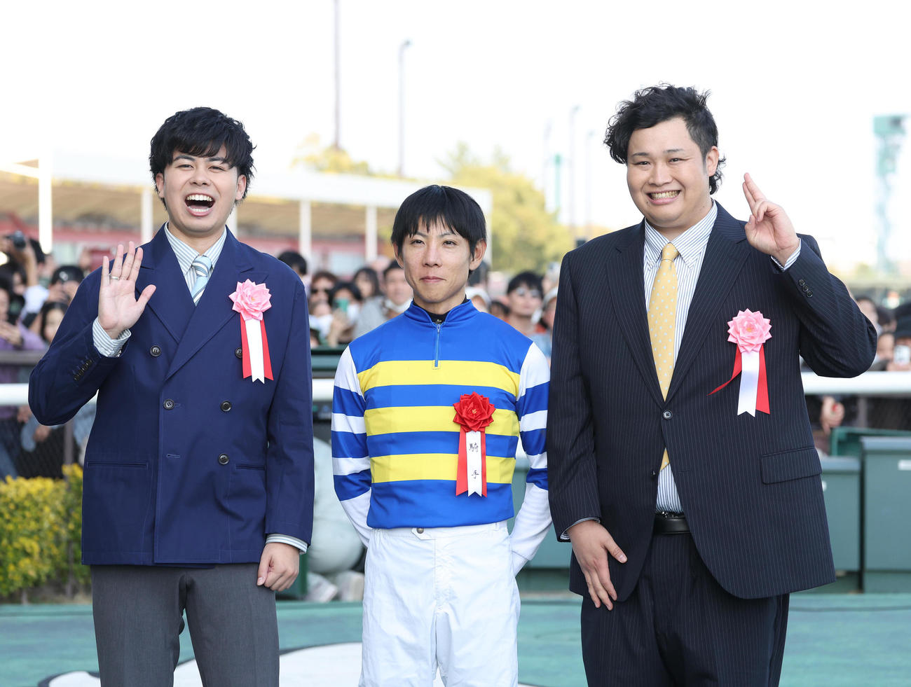 愛知杯　記念写真に納まる左から、マサイ、北村友騎手、ンダホ（撮影・白石智彦）