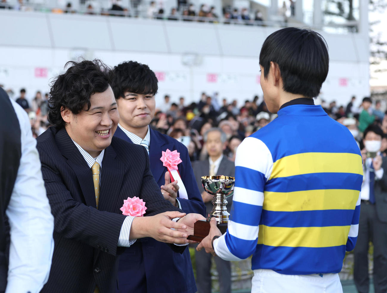 愛知杯　北村友騎手（右）にトロフィーを授与するプレゼンターのンダホ。中央はマサイ（撮影・白石智彦）