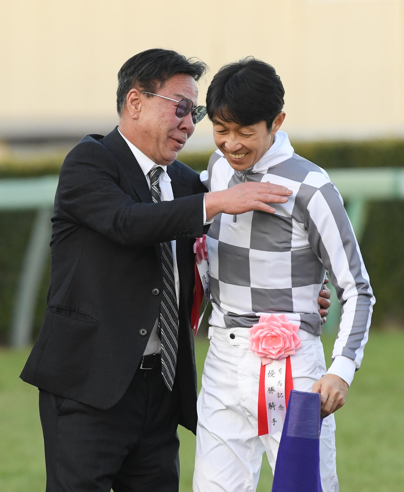 キーファーズの松島正昭代表（左）と武豊騎手（2023年12月24日撮影）