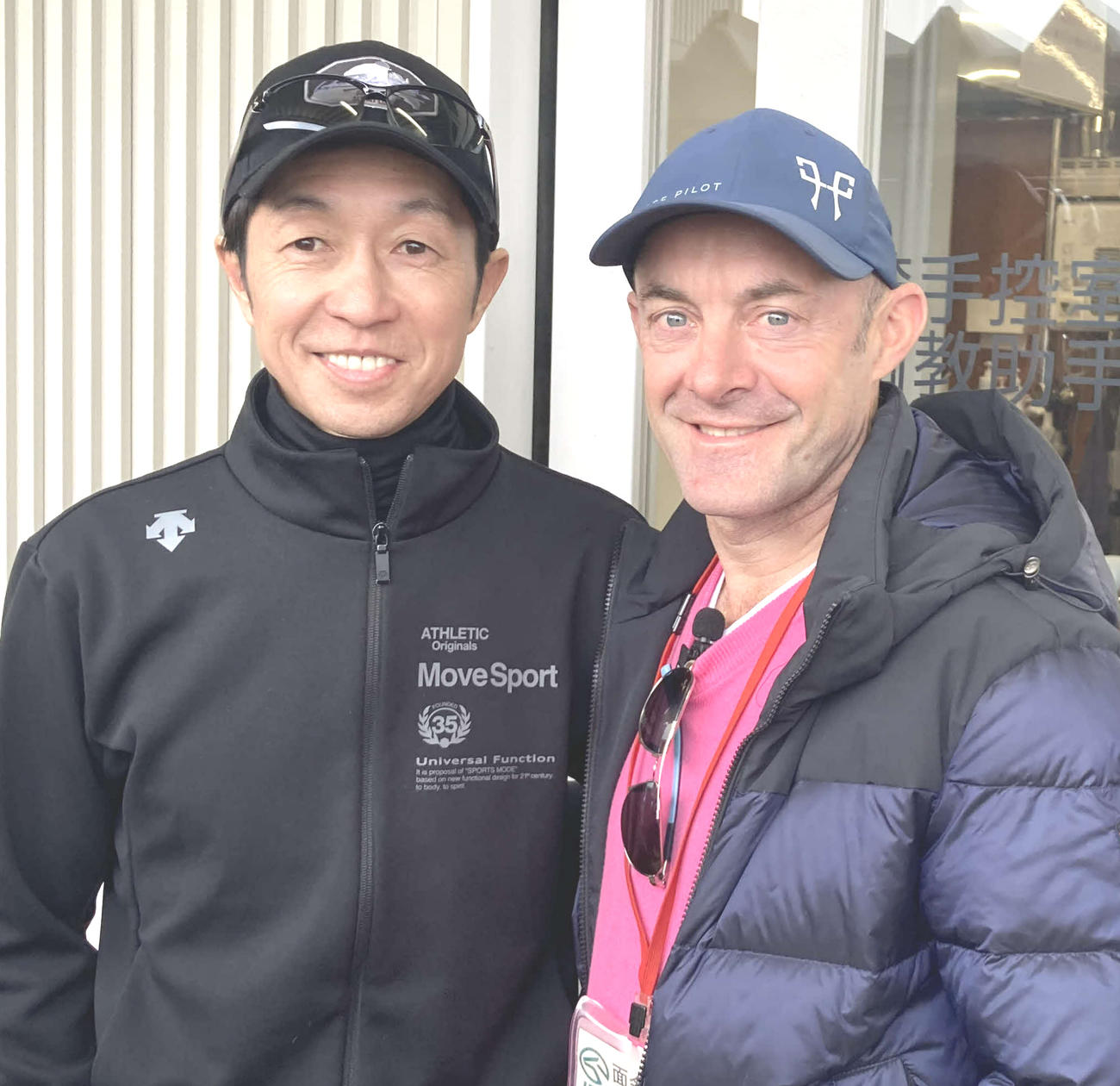 栗東トレセンを訪問したペリエ元騎手（右）と武豊騎手（撮影・太田尚樹）