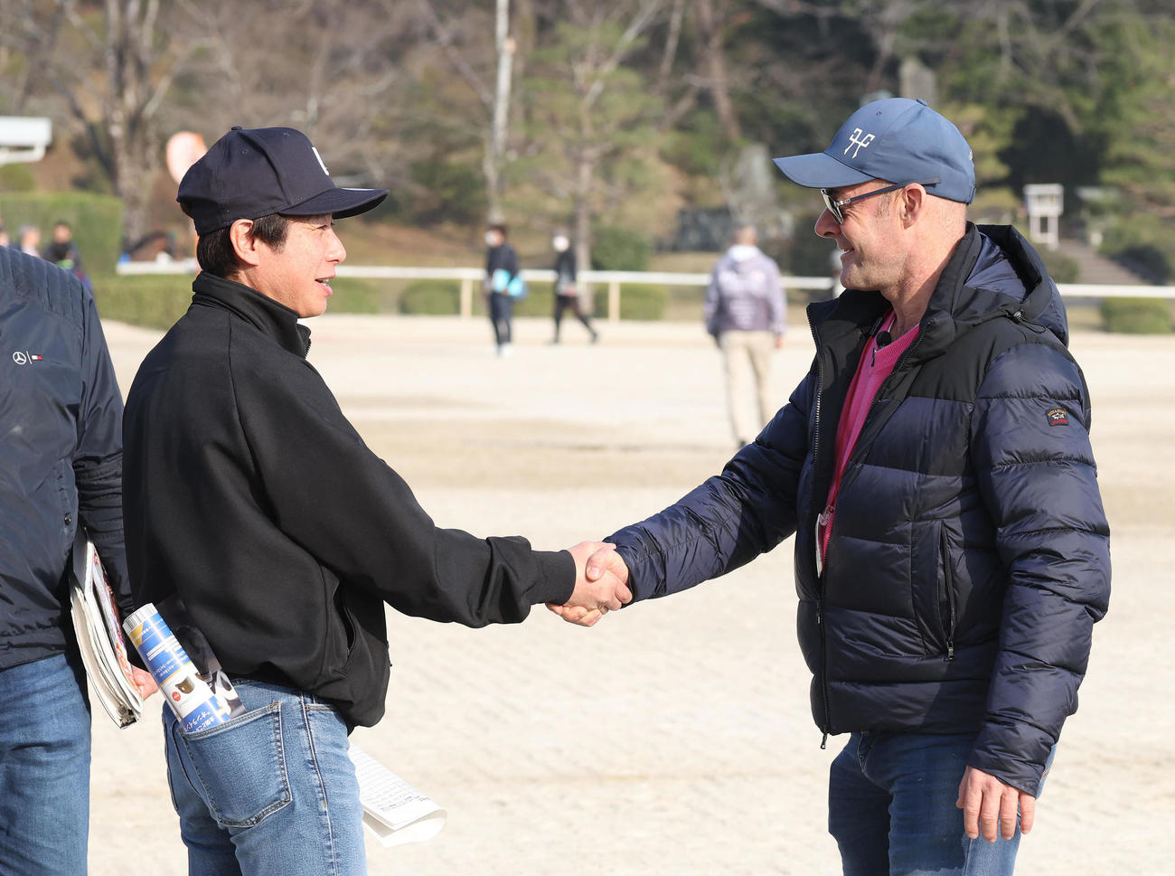 再会の握手を交わす松永幹師（左）とペリエ元騎手（撮影・白石智彦）