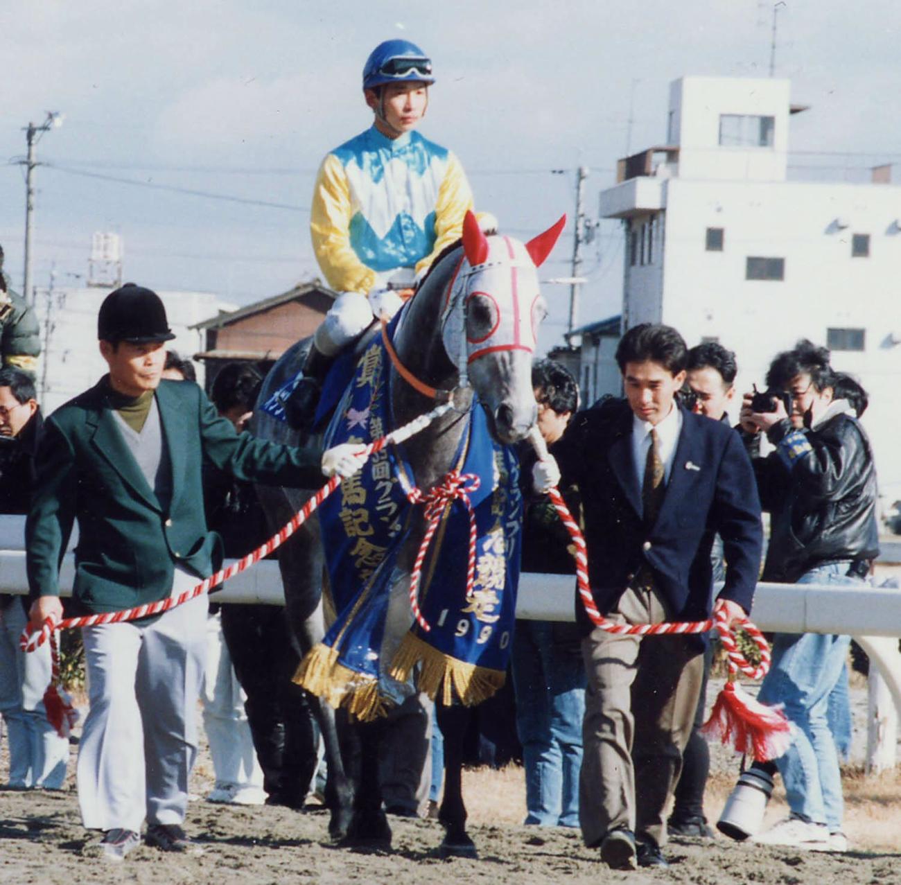 笠松競馬場で行われたオグリキャップの引退式では安藤勝騎手が手綱を取った（1991年1月15日撮影）