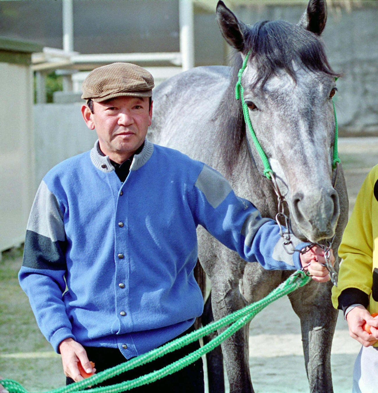 89年12月、オグリキャップの手綱を引く瀬戸口勉元調教師