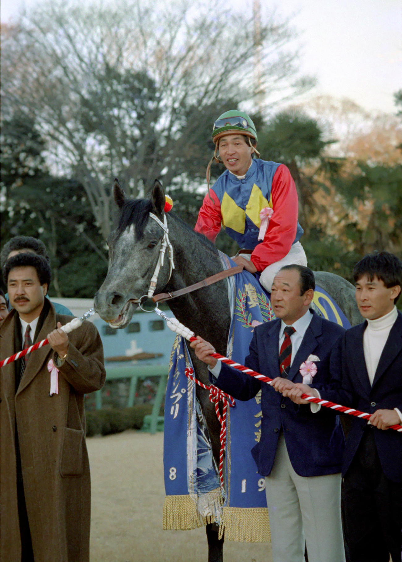 第33回有馬記念　優勝した岡部幸雄騎手鞍上のオグリキャップ（1988年12月25日撮影）