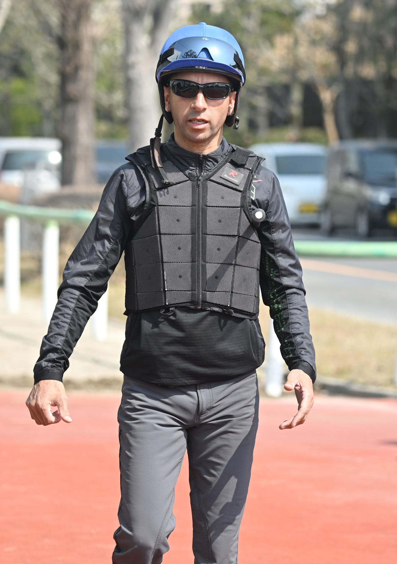 サトノレーヴで追い切りを終えたモレイラ騎手（撮影・千葉一成）