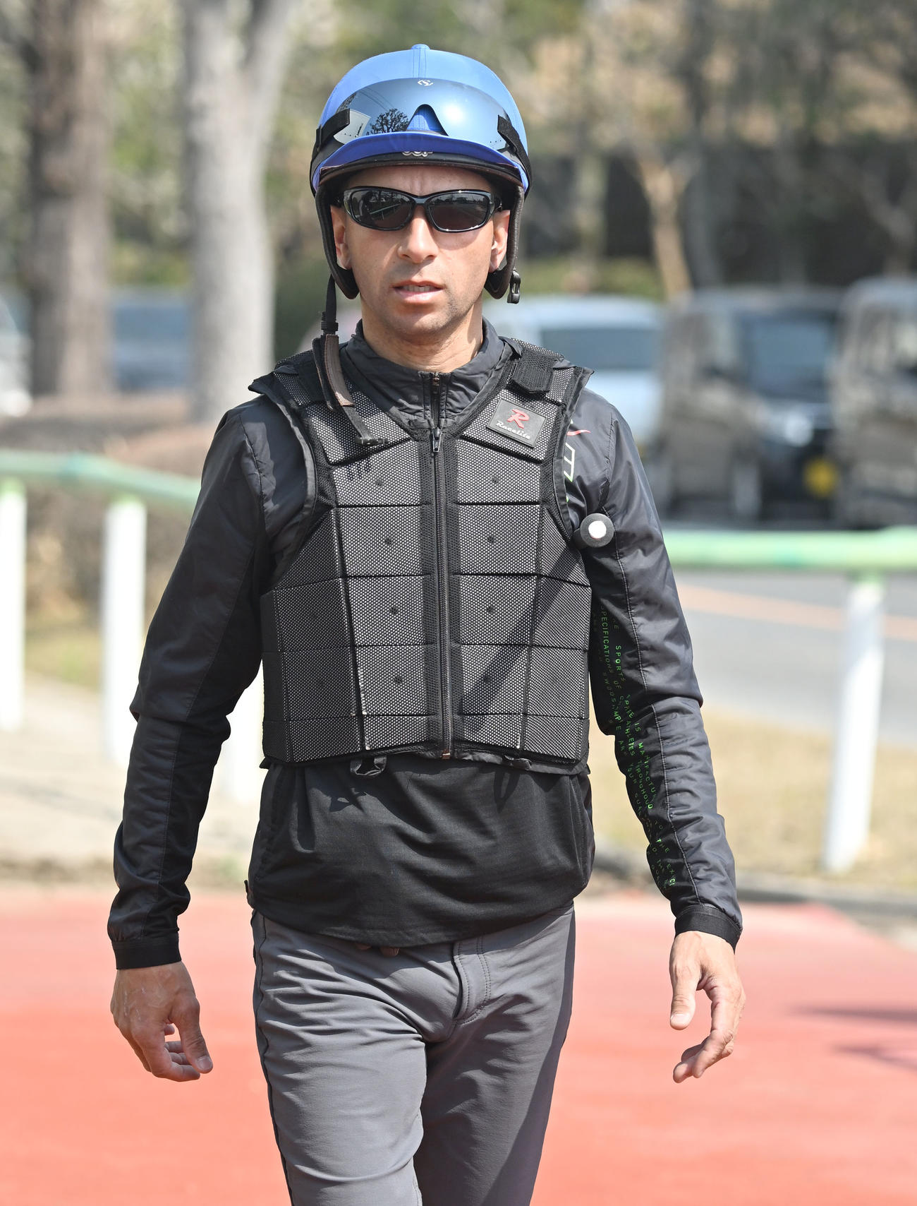 サトノレーヴで追い切りを終えたモレイラ騎手（撮影・千葉一成）
