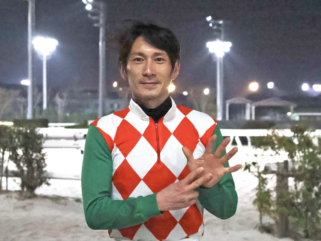 大井10Rで南関東新記録となる1日7勝を達成し、「7」ポーズを取る矢野貴之騎手（撮影・牛山基康）