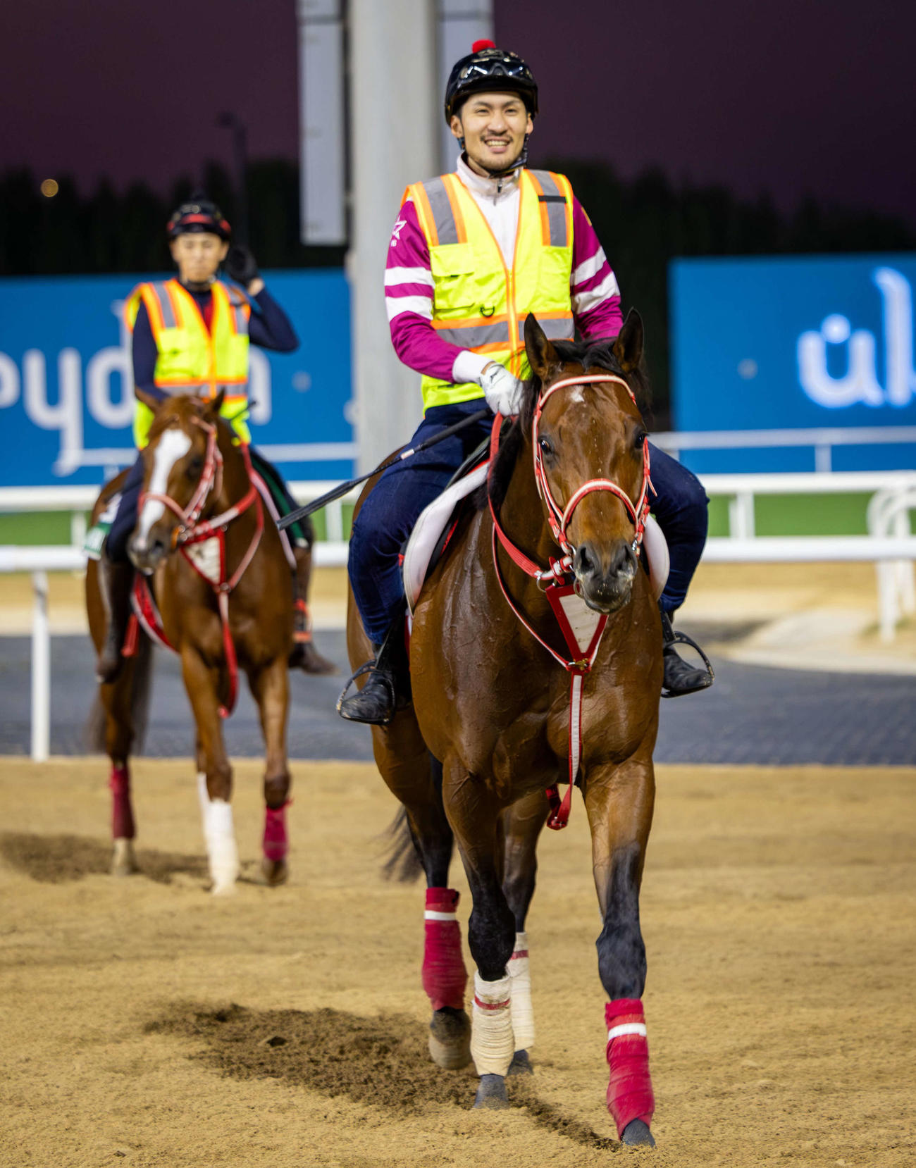 1週前追い切りを終えたフォーエバーヤングと荒木助手（C）Dubai Racing Club