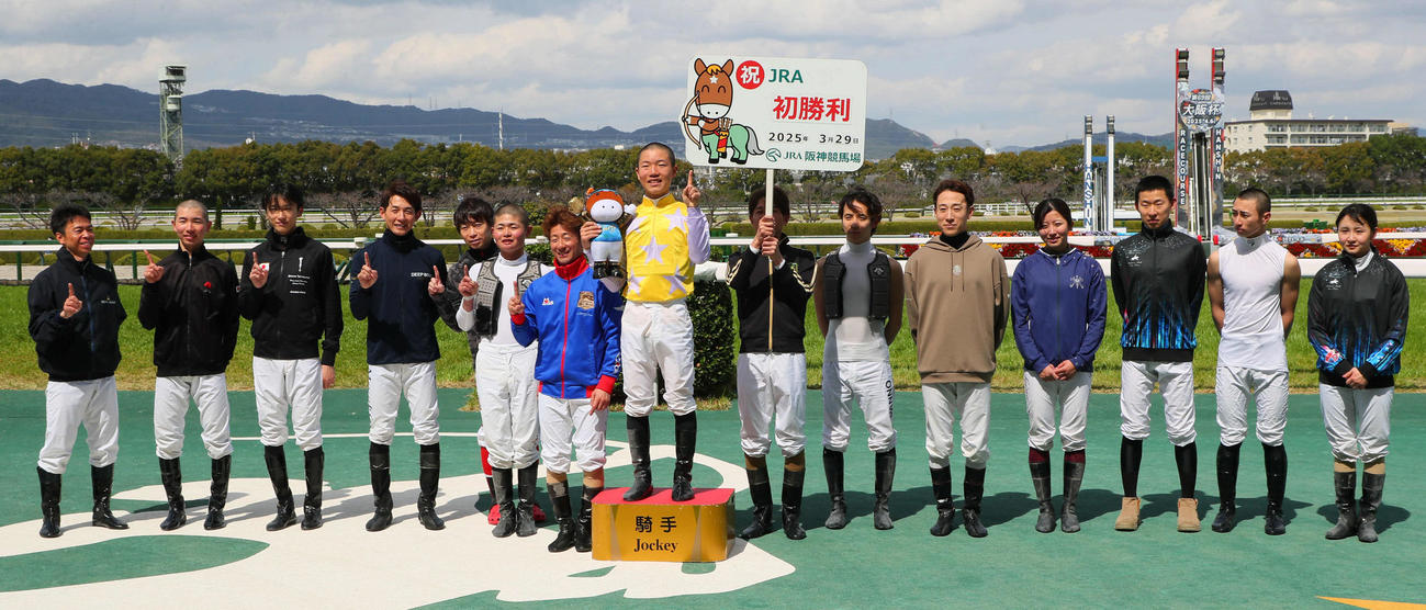 阪神7Rをフォルテローザで制し初勝利を挙げた森田騎手（撮影・宮崎幸一）