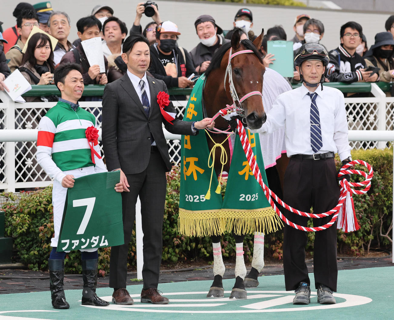 毎日杯を制したファンダムと北村宏騎手（左）と辻哲調教師（撮影・宮崎幸一）