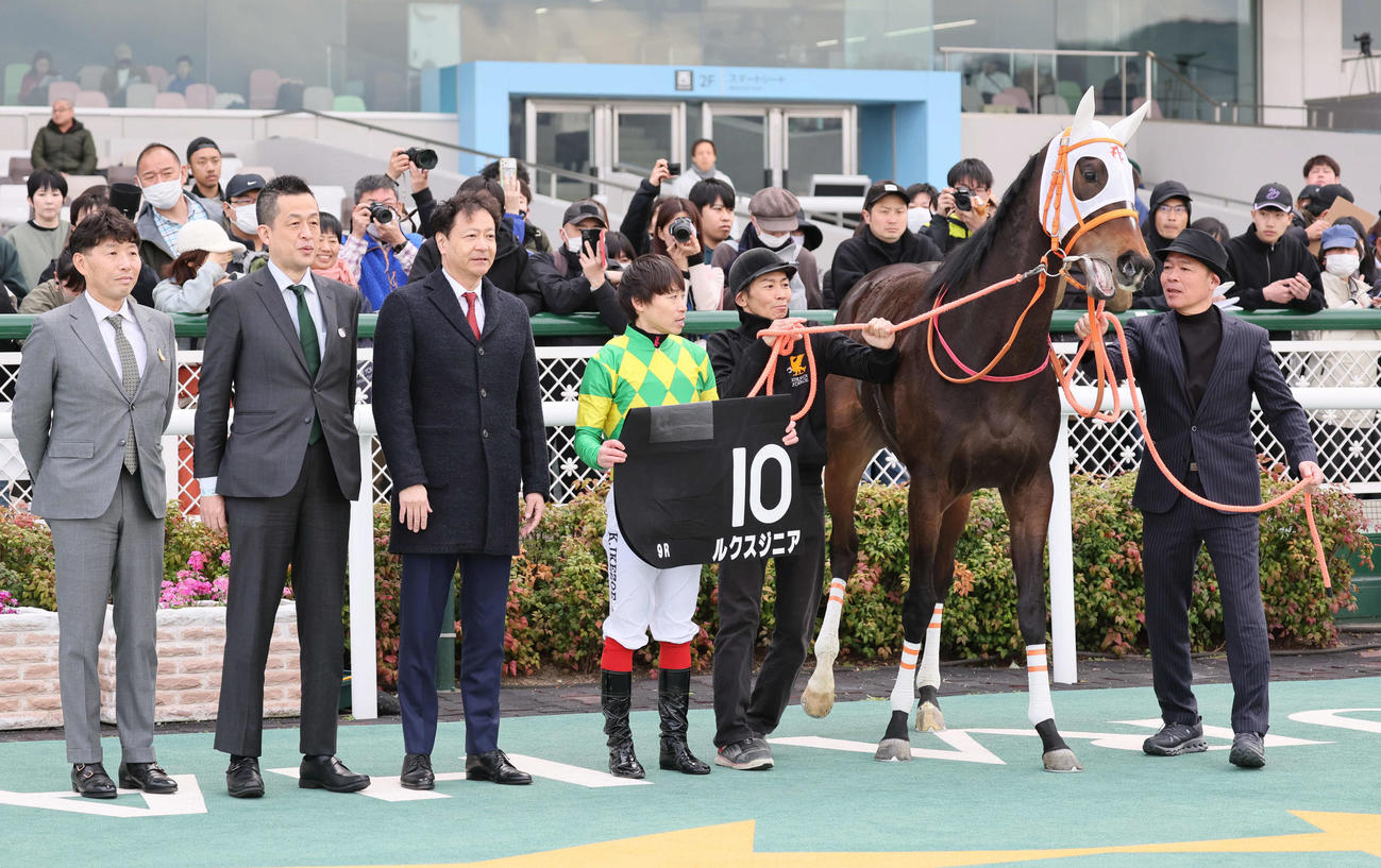 阪神9R、君子蘭賞を制したルクスジニアと口取りに並ぶ池添謙一騎手（撮影・宮崎幸一）