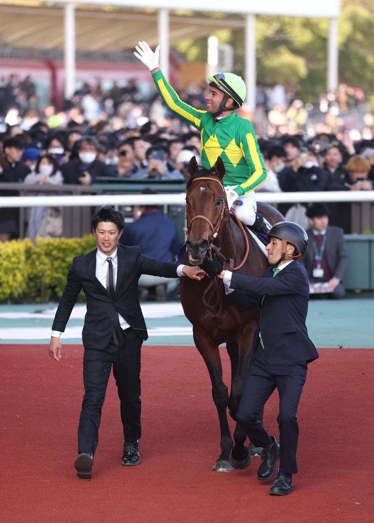 サトノレーヴで高松宮記念を制しファンの声援に手を振るモレイラ騎手（撮影・白石智彦）