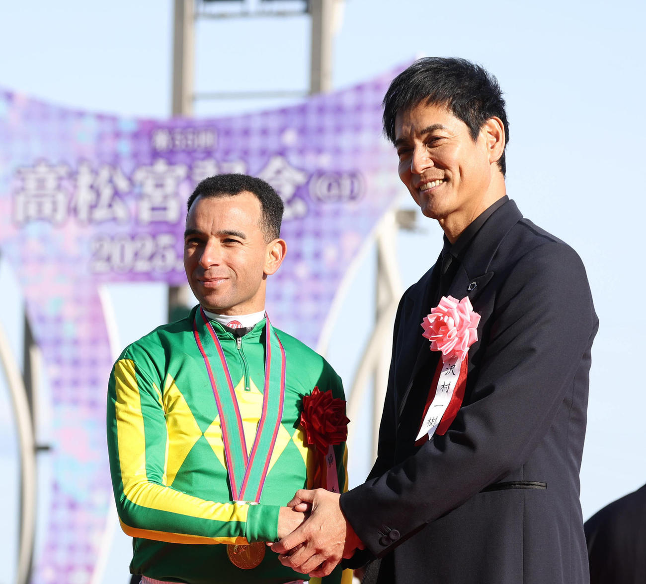 記念写真に納まるモレイラ騎手（左）とプレゼンターの沢村一樹（撮影・白石智彦）