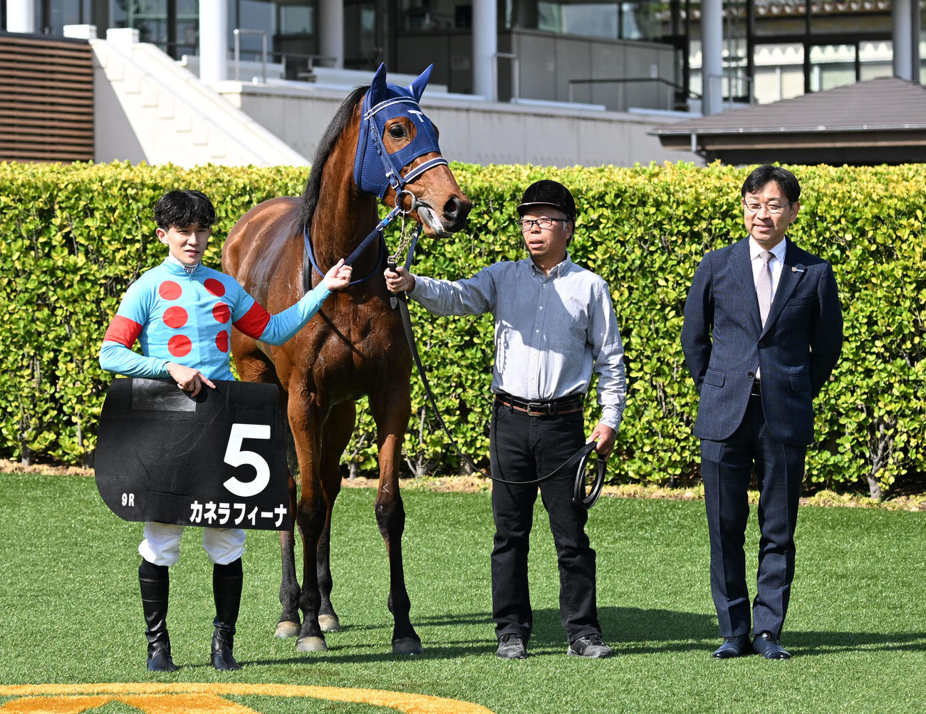 中山9R、ミモザ賞を制したカネラフィーナの口取りをする石川騎手と手塚師（右）（撮影・千葉一成）
