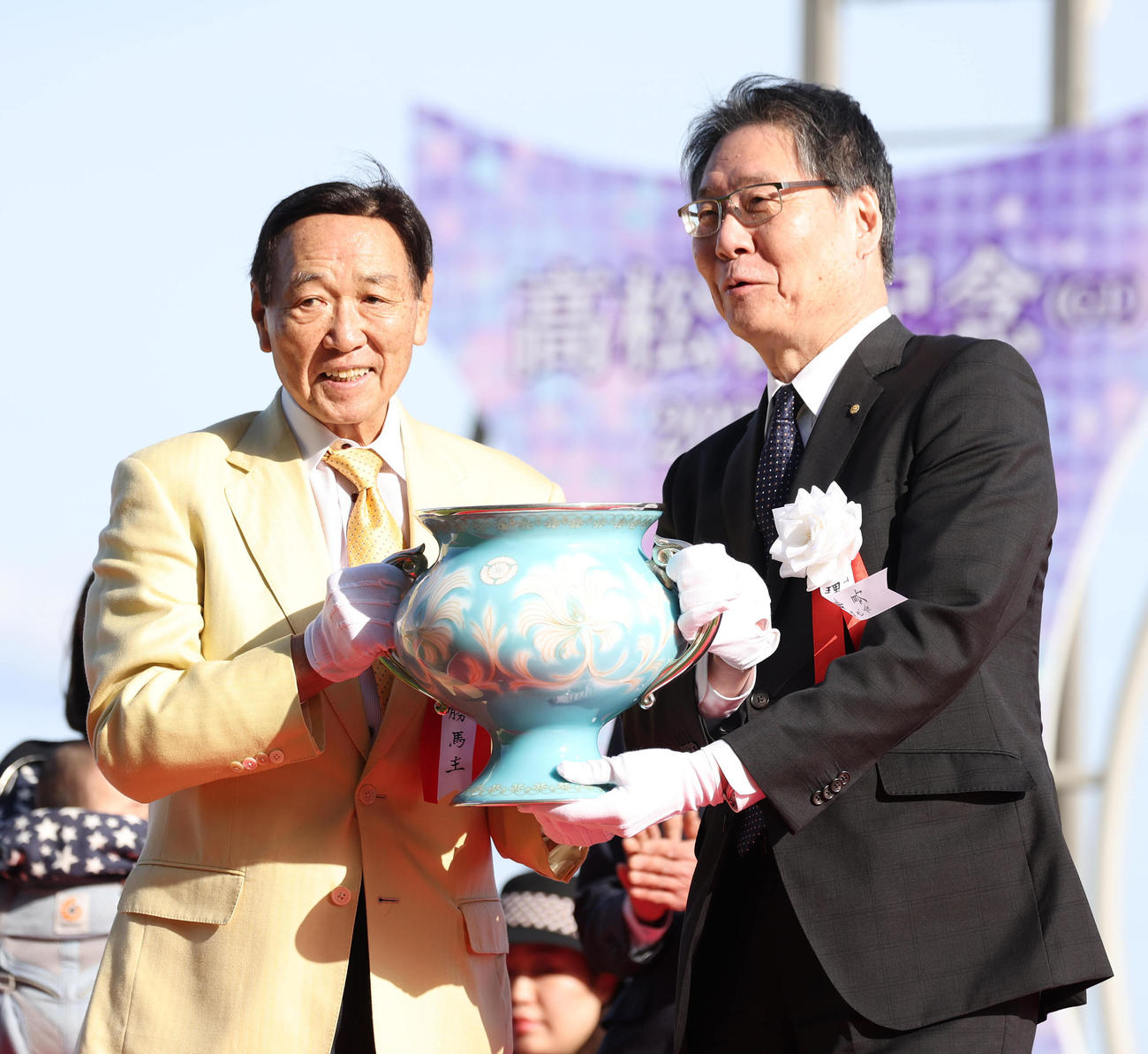 吉田正義JRA理事長（右）より高松宮杯を下賜される里見治オーナー（撮影・白石智彦）