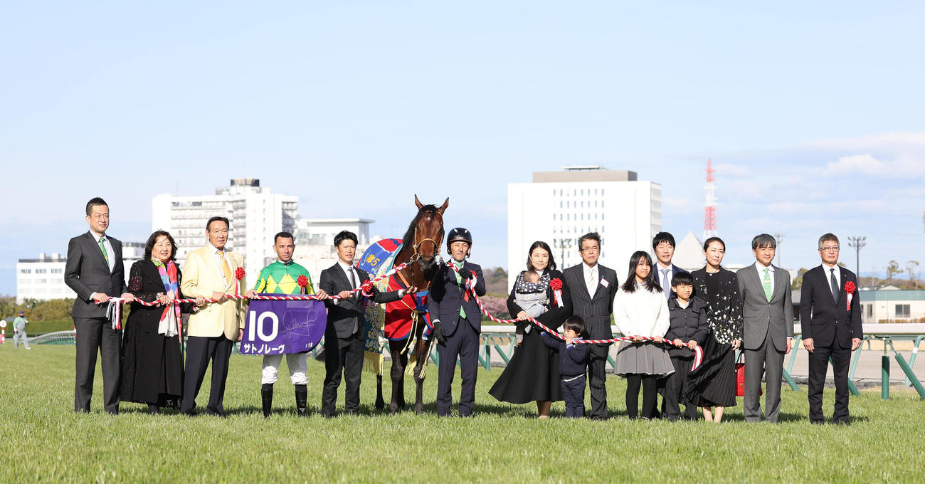 中京11R、高松宮記念を制したサトノレーヴと口取りに並ぶモレイラ騎手（左から4人目）（撮影・白石智彦）