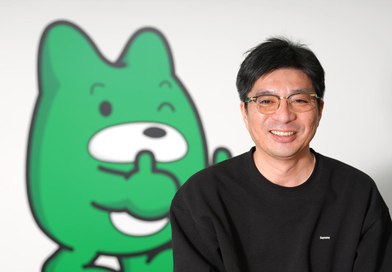インタビューで笑顔を見せるフォーエバーヤングの藤田晋オーナー（撮影・足立雅史）