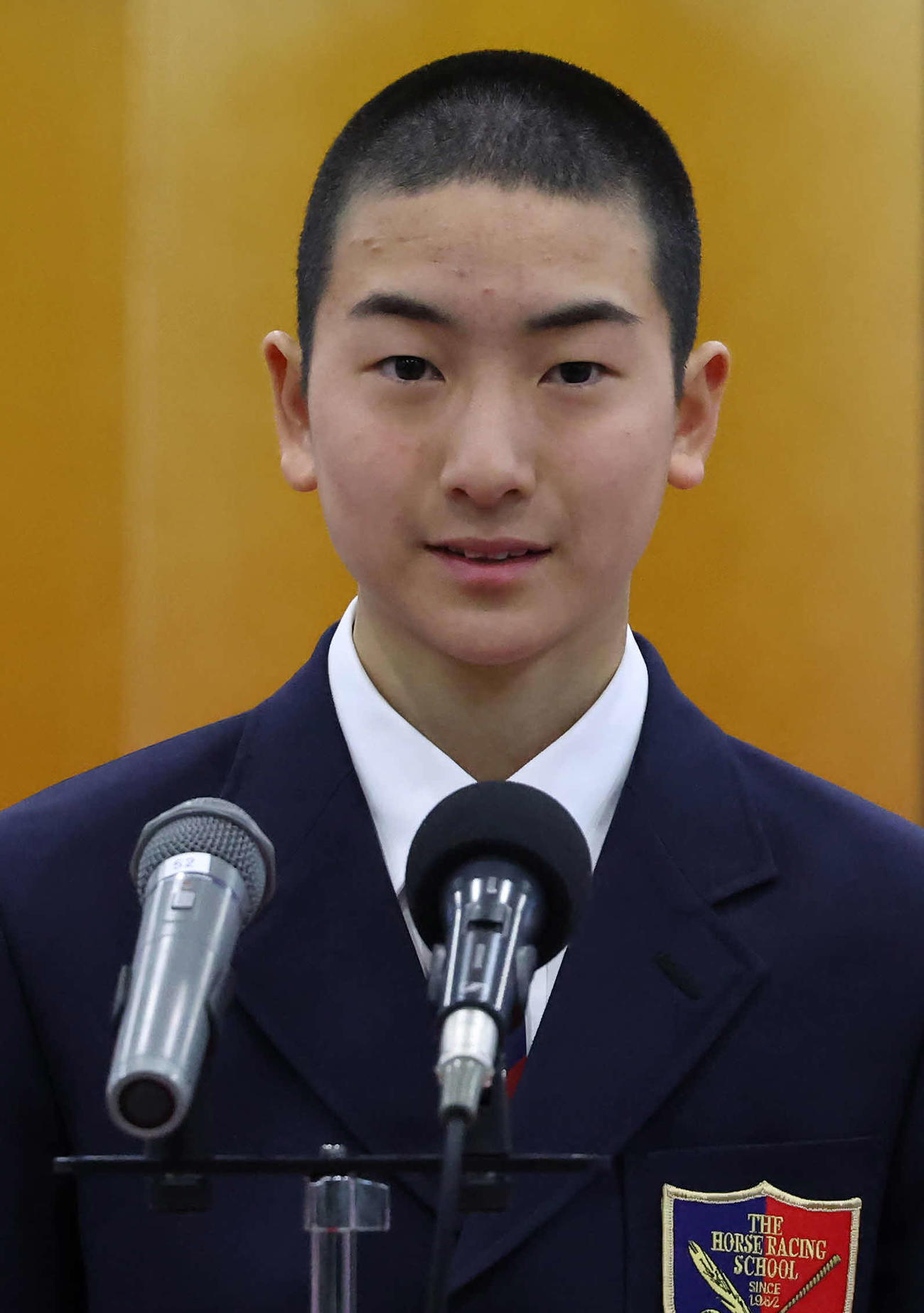 インタビューに答える長谷川真之介さん（撮影・丹羽敏通）