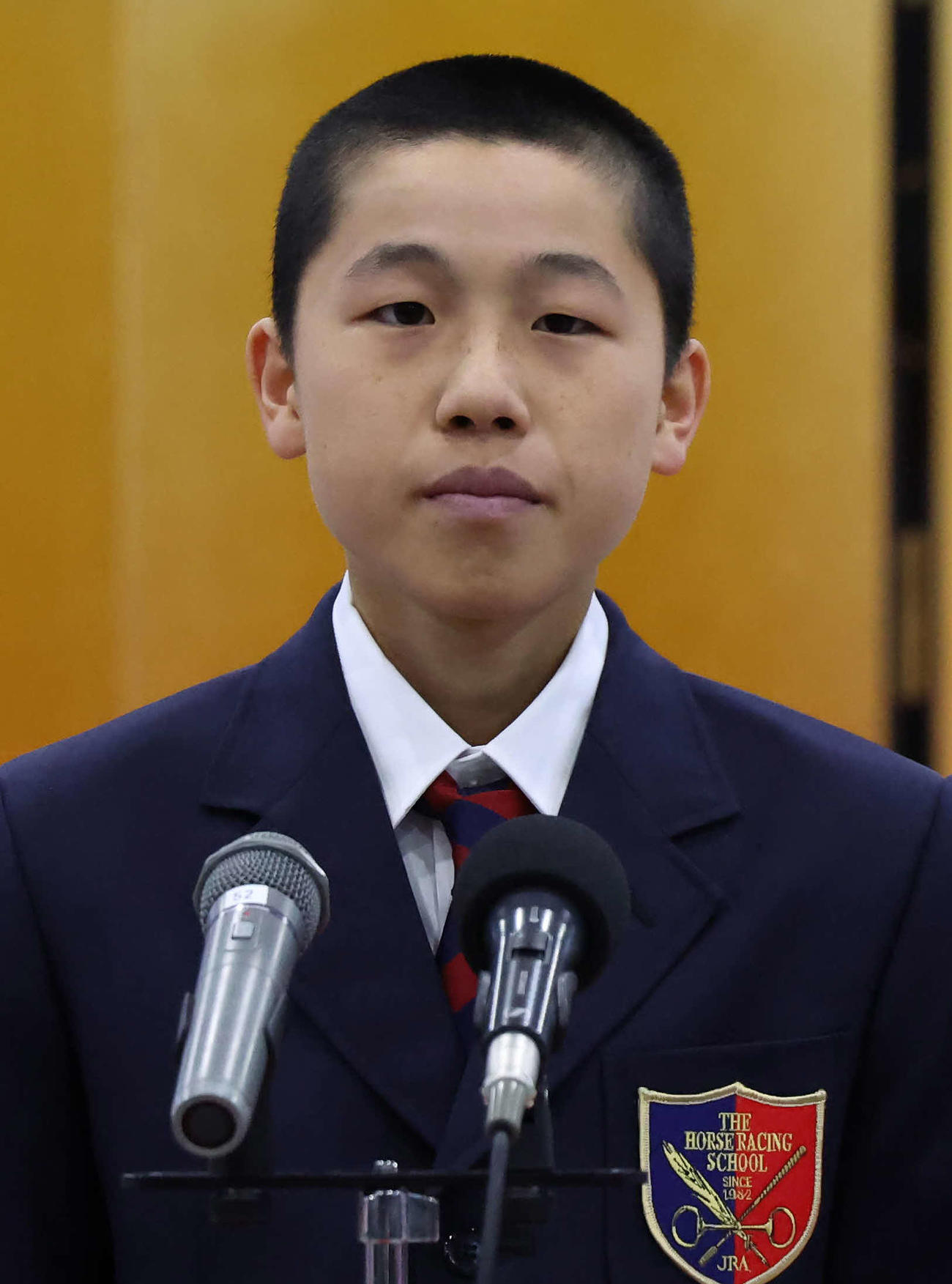 インタビューに答える八束太陽さん（撮影・丹羽敏通）