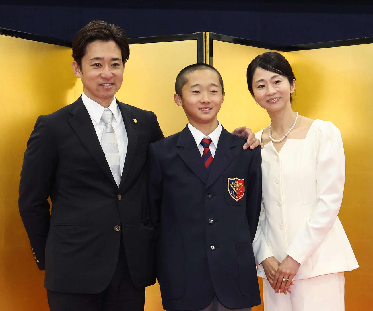 両親の池添学調教師（左）、幸子さんと写真に納まる陽さん（撮影・丹羽敏通）