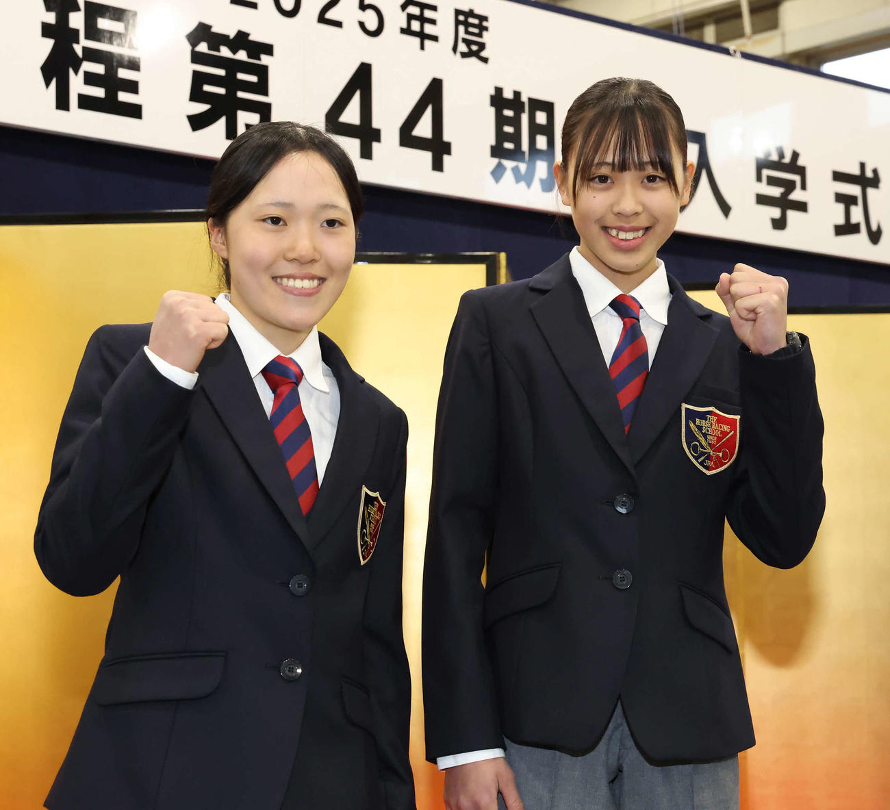 ガッツポーズする笠原暁子さん（左）と角祈凜さん（撮影・丹羽敏通）